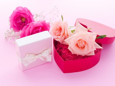 ピンクの花と箱