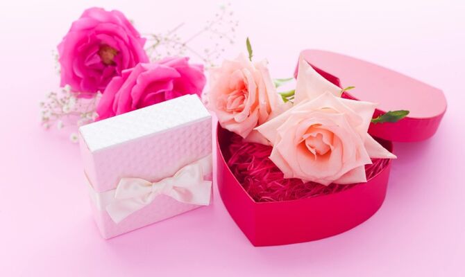 ピンクの花と箱